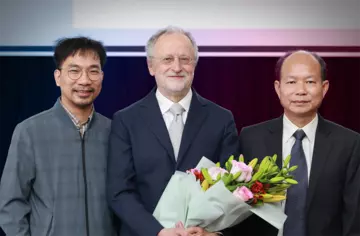 Jürgen Jost mit zwei Kollegen aus Vietnam bei der Verleihung der Ehrendoktorwürde