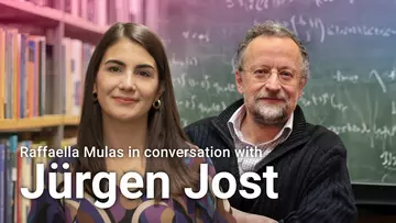 Die Worte 'Raffaella Mulas In Conversation with Jürgen Jost' neben den Porträts der beiden und einer Tafel und Bücherregalen im Hintergrund