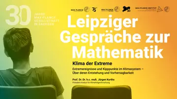 Der Text 'Leipziger Gespräche zur Mathematik - Klima der Extreme' sowie die Logos der Veranstalter. Im Vordergrund eine Person die auf dem Stuhl eines Auditoriums sitzt