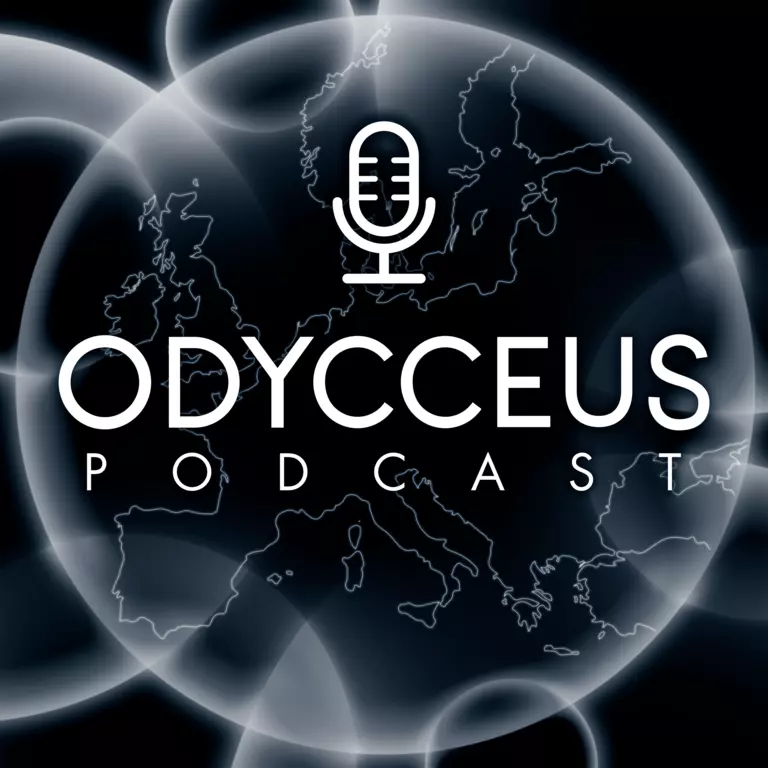ODYCCEUS Logo mit stilisierten Mikrofon, Karte von Europa im Hintergrund 