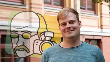 Portrait of Stefan Schiffer in front of the institute facade and the Math Planck People logo