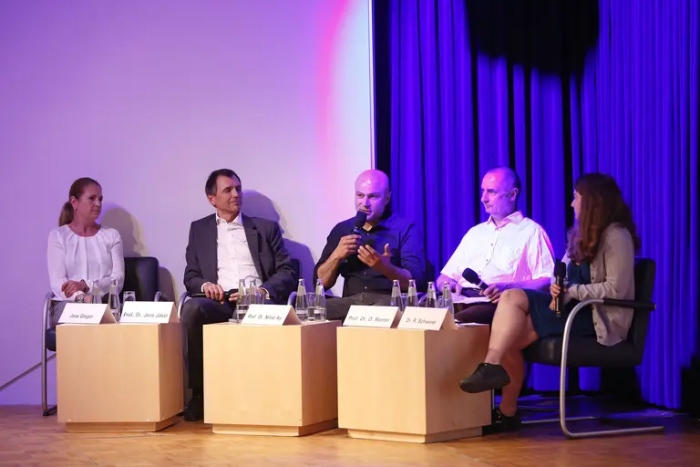 Podiumsdiskussion mit fünf Personen