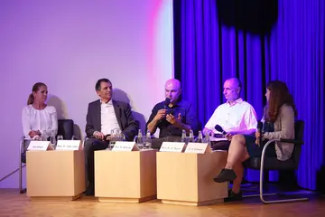 Podiumsdiskussion mit fünf Personen