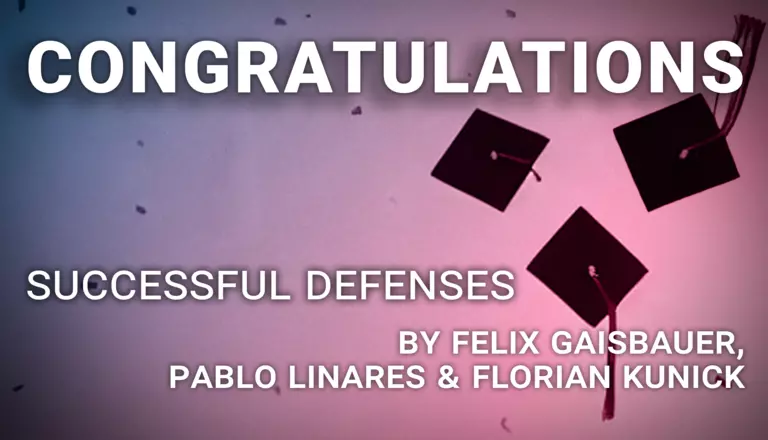 Drei in die Luft geworfene Doktorhüte, darunter der Schriftzug "Congratulations // Successful Defenses by Felix Gaisbauer, Pablo Linares & Florian Kunick
