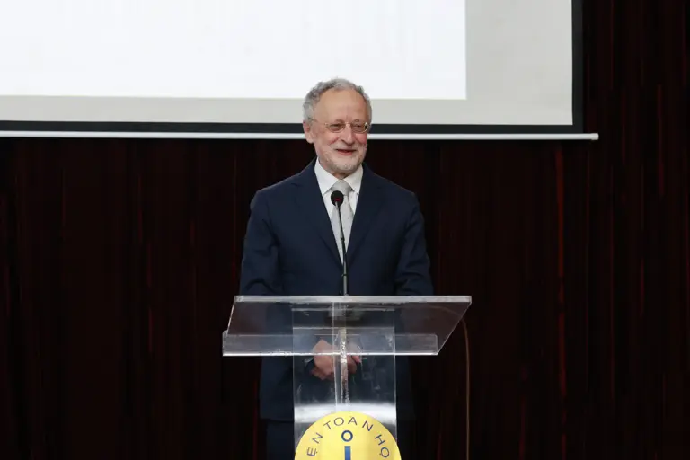 Jürgen Jost at the lectern 