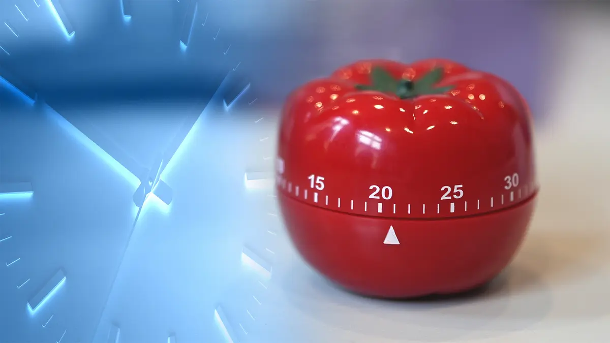 Collage: A round clock face from a wall clock together with a tomato-shaped timer.