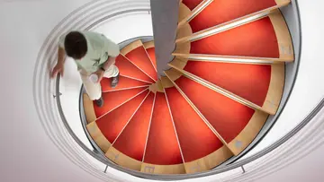 Eine rote Wendeltreppe aus der Vogelperspektive