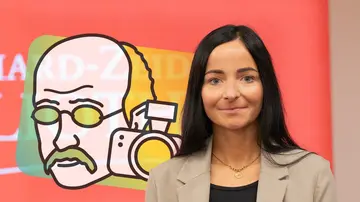 Portrait of Isabel Peris in front of a red wall and the Math Planck People logo
