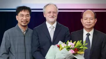 Jürgen Jost with two colleagues from Vietnam at the awarding of the honorary doctorate