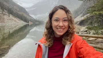 Portrait of Dani Kaufman in front of mountains