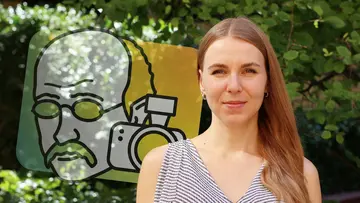 Portrait of Irina Bobrova outside in front of green plants and the Math Planck People logo