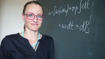 Martina Hofmanová in front of a blackboard