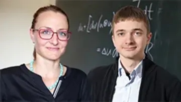 Portrait of Martina Hofmanová and Julian Fischer in front of a blackboard