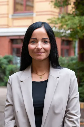 Portrait of Isabel Peris in front of the institute