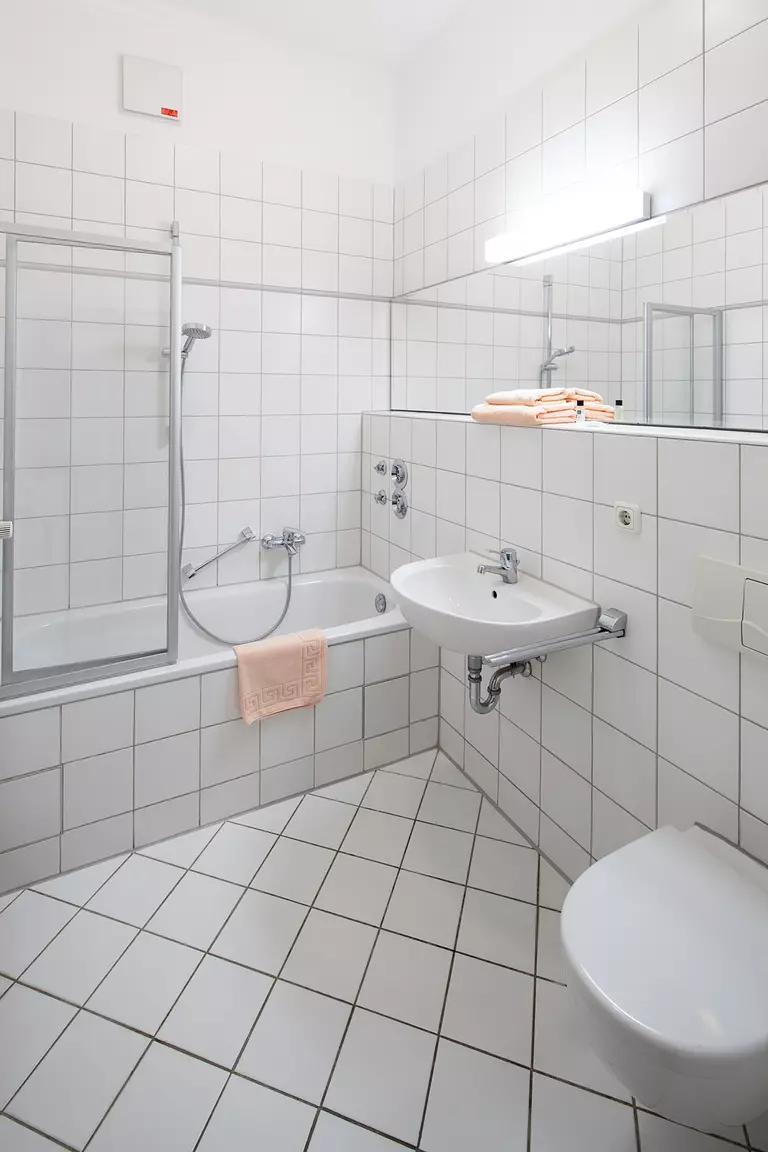 Badezimmer mit Badewanne, Waschbecken und Toilette