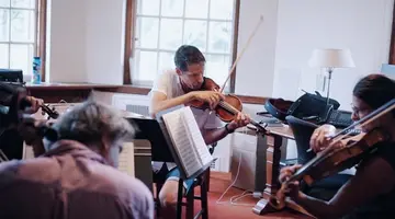 László Székelyhidi is playing the violin