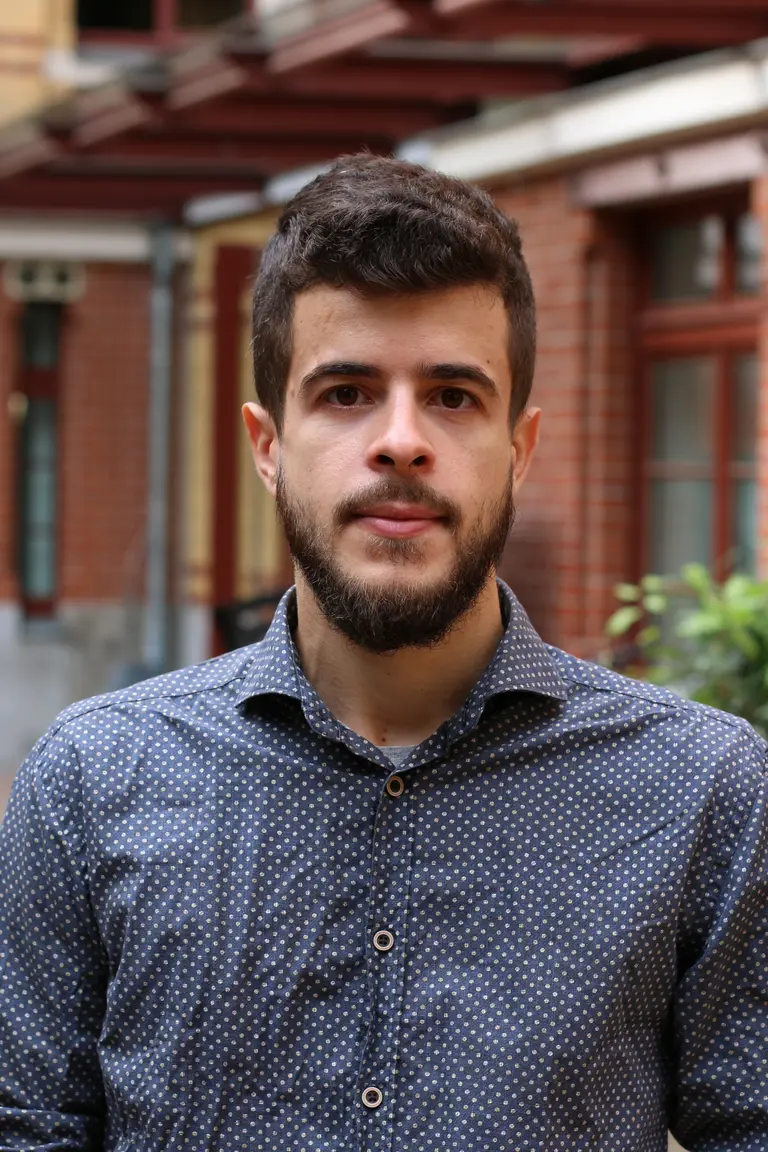 Portrait of Konstantinos Tsouvalas in front of the facade of MPI MIS outside in the courtyard