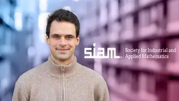 Simon Telen in front of bookshelves with the SIAM logo