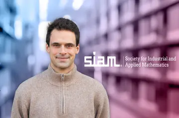 Simon Telen in front of bookshelves with the SIAM logo