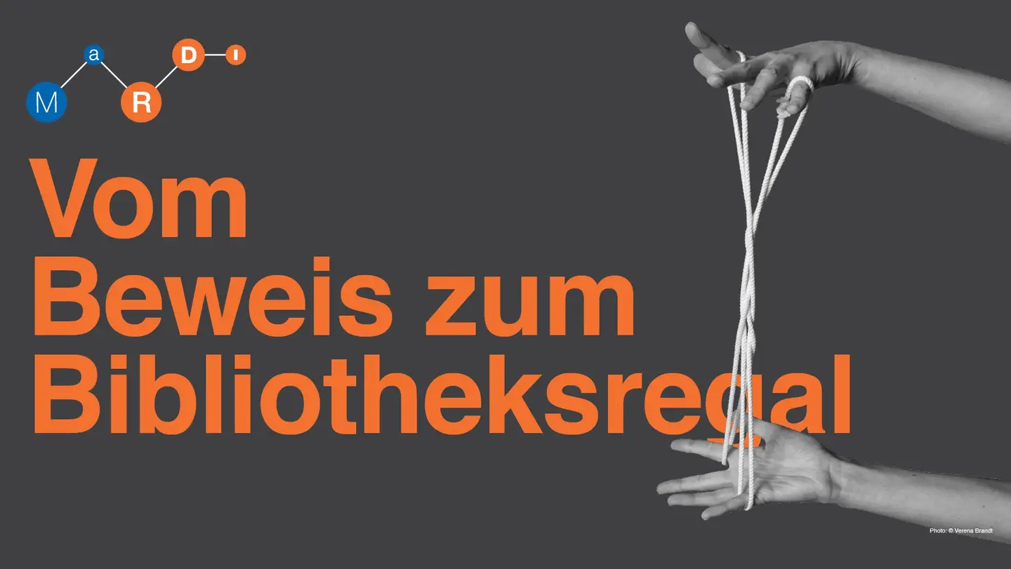 Lettering: "Vom Beweis zum Bibliotheksregal" with two hands stretching yarns between them