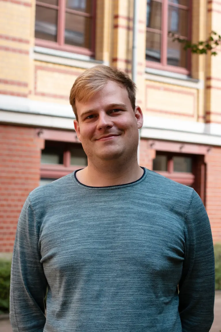Portrait of Stefan Schiffer in front of the institute facade